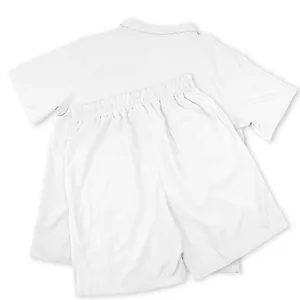 Rückansicht eines minimalistischen weißen Herren-Kurzarmhemdes und einer Freizeitshorts