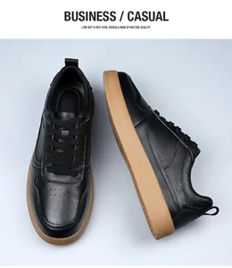 Vue détaillée des baskets en cuir noir pour hommes avec semelles en gomme durables