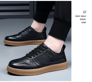 Gros plan de baskets en cuir noir pour hommes avec semelle marron souple
