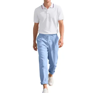 Gesamtansicht der Sommerkombination aus weißem Polo und blauer Leinenhose
