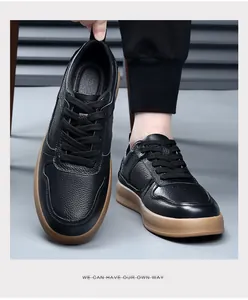 Gros plan de baskets en cuir de vachette noir pour hommes avec semelle en gomme