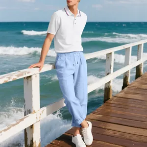 Sommerliches Freizeit-Outfit mit weißem Poloshirt und hellblauer Leinenhose.
