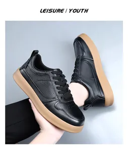 Vue détaillée de baskets en cuir noir véritable pour hommes avec semelles en gomme