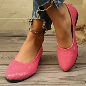 Elegante roze loafers met krokodillenprint, puntige neus en zachte rubberen zool voor dames