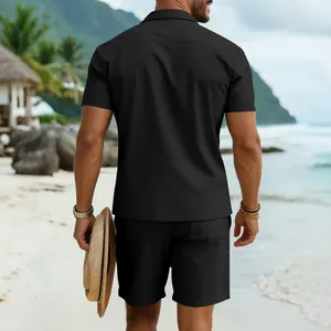 Detaillierte Rückansicht eines schwarzen Herren-Urlaubssets aus Kurzarmhemd und Shorts