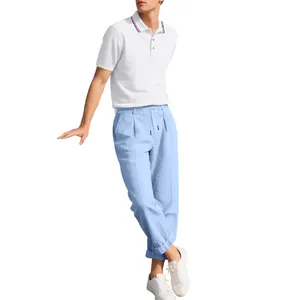 Sommerliches Herren-Business-Casual-Outfit mit weißem Polo-Shirt und hellblauer Leinenhose