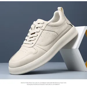 Vue latérale de baskets en cuir crème avec texture grainée détaillée et semelle EVA
