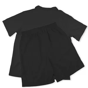 Nahaufnahme der Rückansicht des schwarzen Herren-Kurzarmhemds und der passenden Shorts