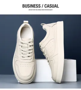 Baskets classiques pour hommes en cuir beige avec perforations et semelles souples.
