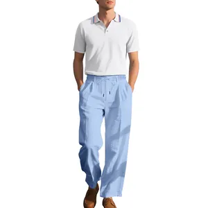 Detailansicht von weißem Herren-Poloshirt und hellblauer Leinenhose im Business-Look