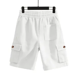 Rückansicht der weißen Cord-Cargo-Shorts mit elastischem Bund und Seitentaschen