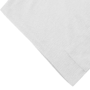 Detailaufnahme der feinen Textur weißer Cord-Sommershorts für Herren
