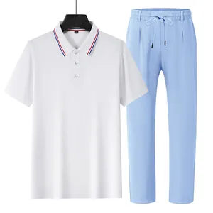 Lässiges Herren-Sommerset mit weißem Kurzarm-Poloshirt und blauer Leinenhose für Business