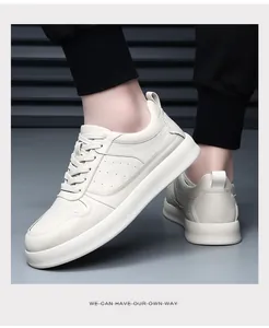 Vue détaillée des baskets blanches en cuir de vachette pour hommes avec perforations.