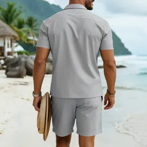 Detaillierte Rückansicht eines grauen Herren-Kurzarm-Resort-Sets an einem Tropenstrand