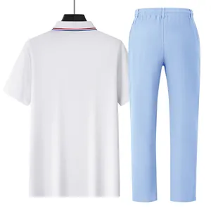 Detaillierte Rückansicht von weißem Herren-Poloshirt und hellblauer Leinenhose im Freizeitset