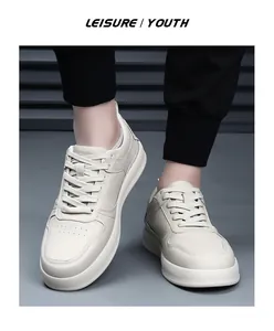 Baskets pour hommes en cuir beige avec semelle souple antidérapante sur modèle