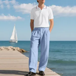 Herren-Sommer-Freizeitset mit weißem Polohemd und hellblauer Leinenhose mit Kordelzug