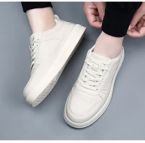 Vue détaillée de baskets pour hommes en cuir véritable de couleur crème
