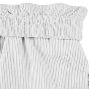 Detailansicht des elastischen Rüschenbundes der weißen Cord-Cargoshorts