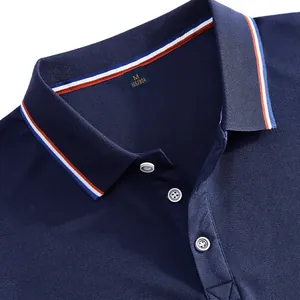 Detailansicht eines dunkelblauen Herren-Poloshirts mit klassischem dreifarbigem Streifenkragen