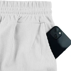 Detaillierte Makroansicht der Tasche und des Bundes von weißen Herren-Cord-Shorts