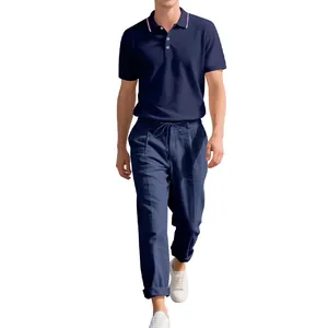 Ganzkörperaufnahme des dunkelblauen Herren-Poloshirts und der passenden Leinenhose im Set