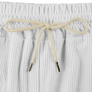 Nahaufnahme der weißen Cord-Shorts mit beigem Kordelzug und goldenen Metallspitzen