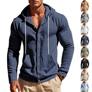 Camiseta casual de manga larga con capucha para hombre, botones y bolsillos en color azul.