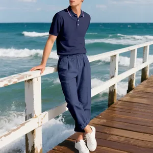 Herren Set aus marineblauem Poloshirt und Leinenhose für sommerliche Outdoor-Looks