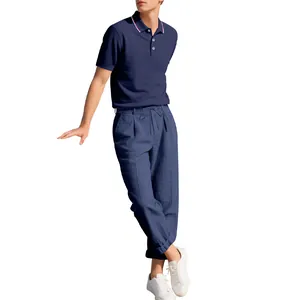 Herren-Set aus marineblauem Poloshirt und Leinenhose für den geschäftlichen Freizeitlook.
