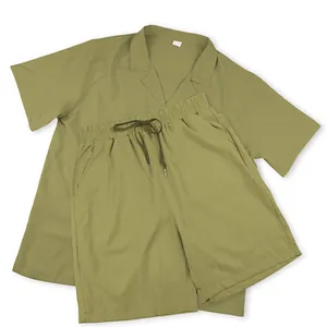 Detailansicht des olivgrünen Herren-Sets mit Kurzarmhemd und Shorts für den Sommer.