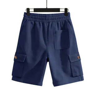 Rückansicht von marineblauen Cord-Cargo-Shorts mit elastischem Bund und Taschen
