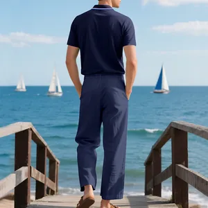 Herren-Set aus blauem Polohemd und Leinenhose in einer Küstenlandschaft im Freien