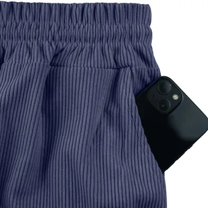 Nahaufnahme der blauen Cordshorts für Herren mit elastischem Bund und tiefer Seitentasche.