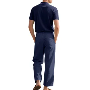 Rückansicht eines marineblauen Herren-Poloshirts und einer Leinenhose im Business-Casual-Set.