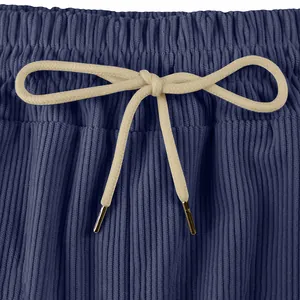Detailansicht der blauen Cordshorts mit verstellbarem beige Kordelzug und Metallspitzen