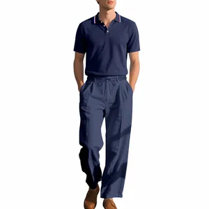 Marineblaues Herren-Polohemd- und Leinenhosen-Set für Business-Casual-Looks.
