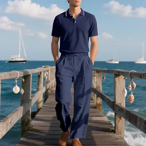 Set aus Herren Poloshirt und Leinenhose in Marineblau für den Sommerurlaub am Meer