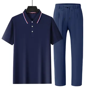 Kurzärmliges dunkelblaues Poloshirt für Herren und passende blaue Leinenhose im Set