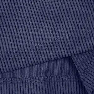 Detaillierte Nahaufnahme der dunkelblauen Cord-Textur mit robusten Saumnähten.
