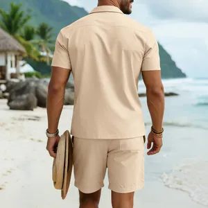 Rückansicht eines beigen Herren-Freizeitsets bestehend aus Hemd und Shorts am sonnigen Strand.
