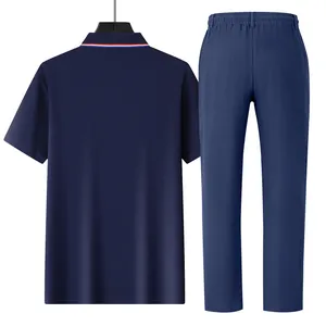 Rückansicht des dunkelblauen Herren-Poloshirts und der Leinenhose im Freizeitanzug