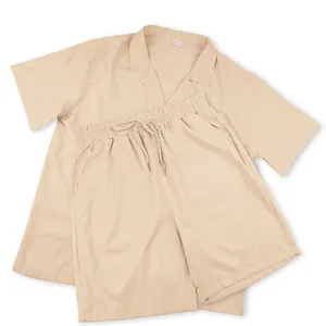 Zweiteiliges Herren-Sommerset mit Kurzarmhemd und passenden Shorts mit praktischem Kordelzug.