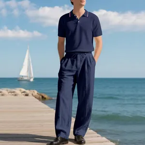 Sommerliches Set aus marineblauem Polo-Shirt und Leinenhose für Herren am Pier.