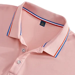 Detailaufnahme eines rosa Herren-Poloshirts mit dreifarbigem Streifenkragen