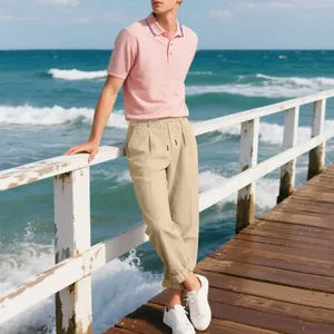Lässiges Herren-Set mit rosa Poloshirt und beiger Leinenhose für den Sommerlook am Strand