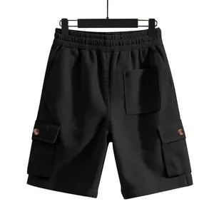 Detailansicht der Rückseite von schwarzen Cord-Cargo-Shorts für Herren mit Taschen