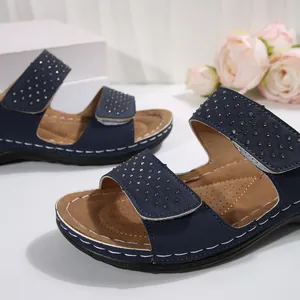 Detailansicht der navyblauen Damen-Keilsandalen mit funkelnden Strass-Doppelriemen
