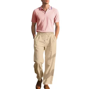 Detailansicht der Passform: Herren Poloshirt in Rosa und beige Leinenhose mit Kordelzug